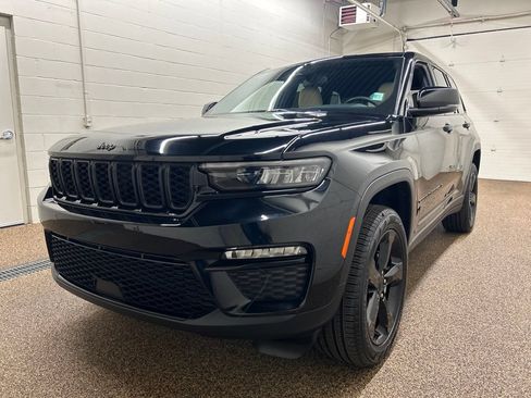 Used 2024 Jeep Grand Cherokee Limited w/ Black Appearance Package AWD/4WD image 5