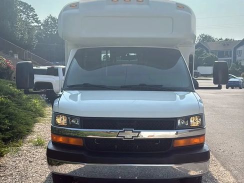Used 2013 Chevrolet Express 4500 w/ Shuttle Bus Package RWD image 5