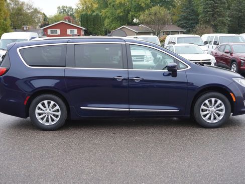 Used 2019 Chrysler Pacifica Touring-L image 6
