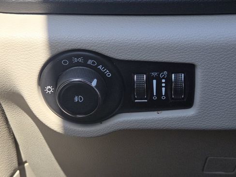 Used 2023 Chrysler Pacifica Touring-L FWD image 25