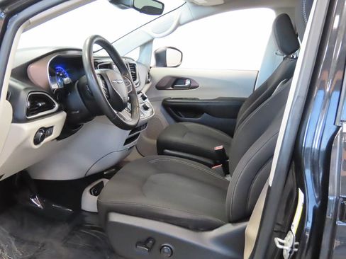 Used 2023 Chrysler Voyager LX FWD image 13
