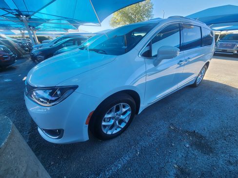 Used 2020 Chrysler Pacifica Touring-L Plus w/ Tire & Wheel Group FWD image 2
