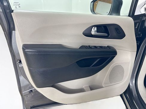 Used 2020 Chrysler Pacifica Limited image 11