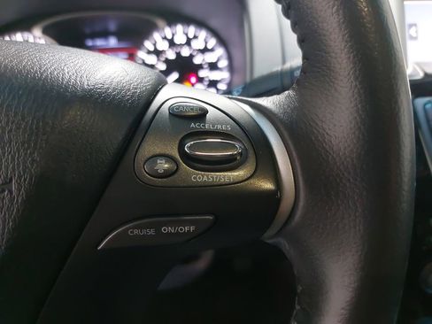 Used 2020 Nissan Pathfinder SV image 19