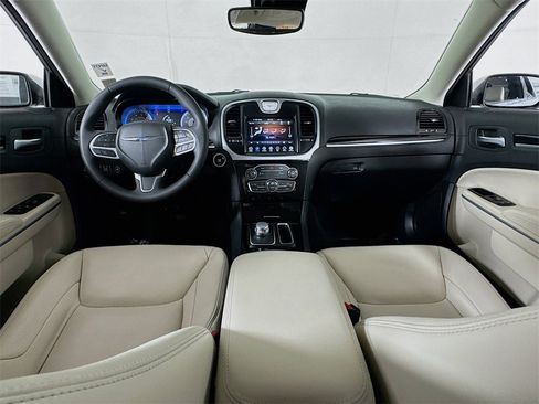 Used 2023 Chrysler 300 Touring L image 31