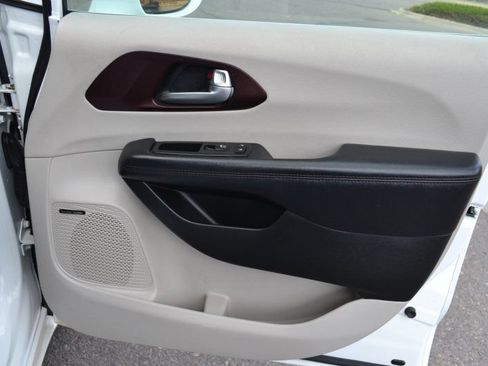 Used 2017 Chrysler Pacifica Limited FWD image 37