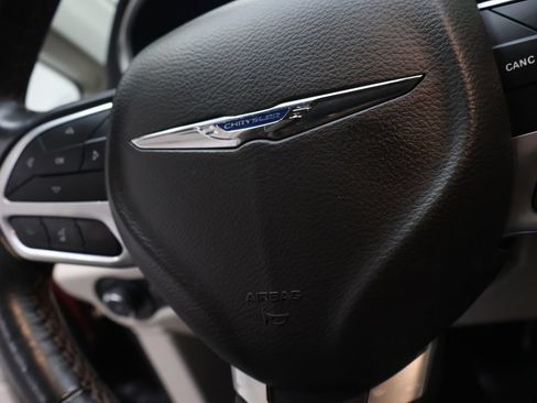 Used 2020 Chrysler Pacifica Touring-L Plus FWD image 23