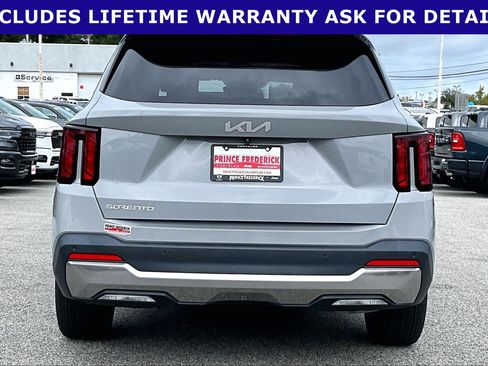 Used 2025 Kia Sorento S FWD image 4