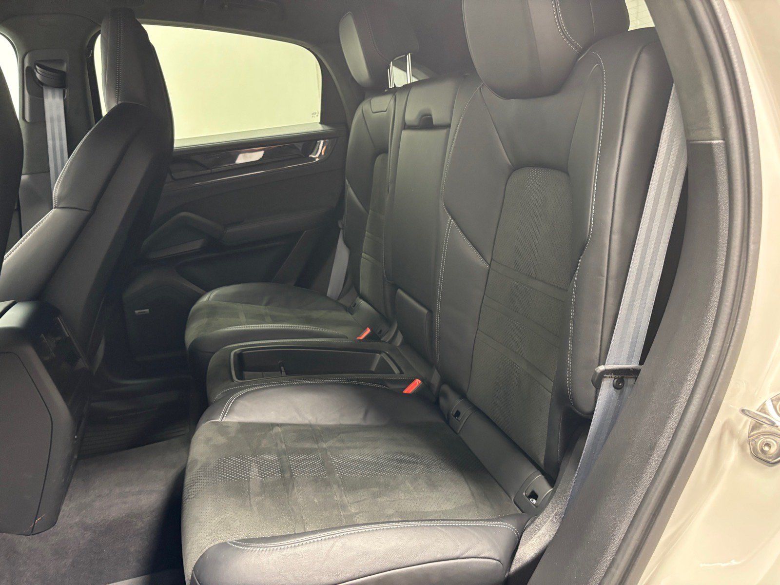Used 2024 Porsche Cayenne Turbo GT AWD/4WD image 25