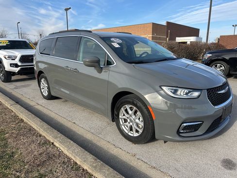 Used 2022 Chrysler Pacifica Touring-L image 2