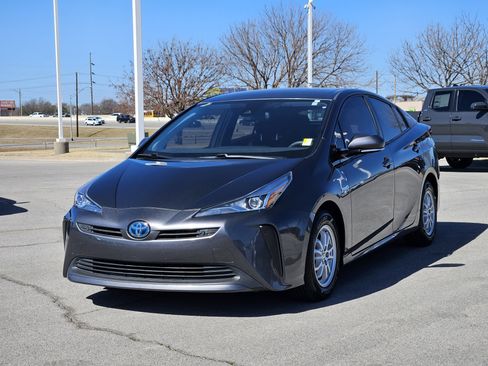 Used 2019 Toyota Prius LE image 2