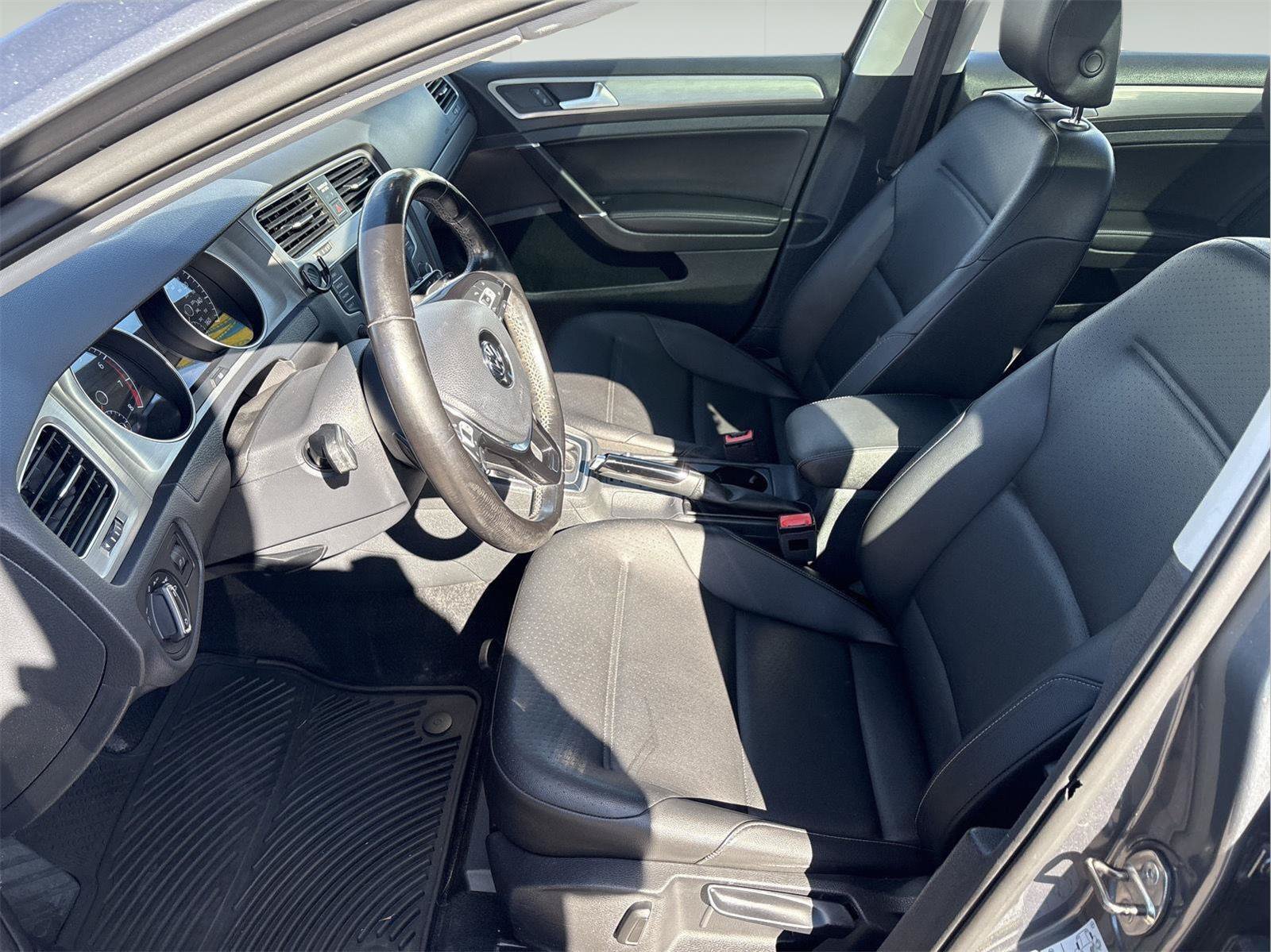 Used 2017 Volkswagen Golf SE FWD image 14