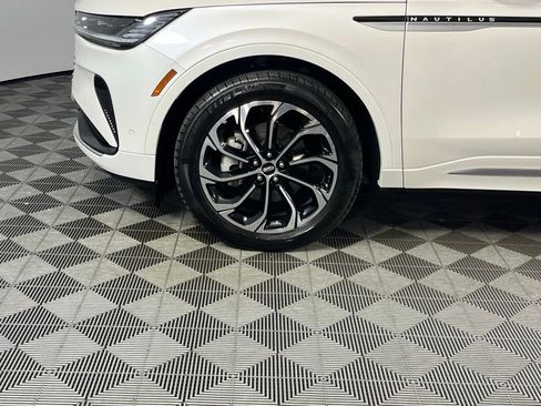 Used 2024 Lincoln Nautilus Reserve image 11