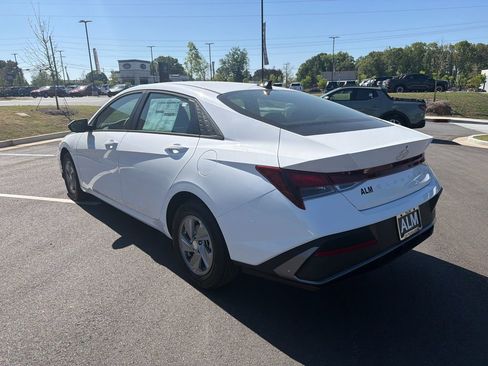 New 2026 Hyundai Elantra SE FWD image 8