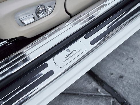 Used 2017 Rolls-Royce Dawn image 35