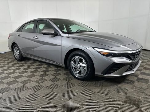 Certified 2024 Hyundai Elantra SE image 2