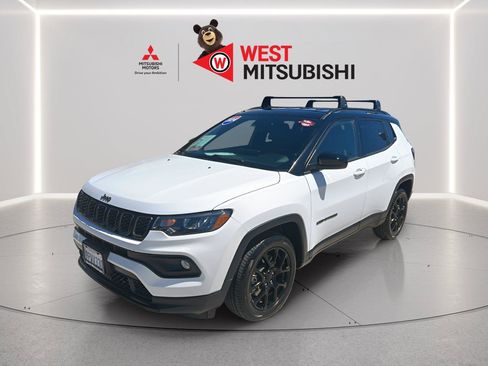 Used 2024 Jeep Compass Latitude w/ Convenience Group AWD/4WD image 1