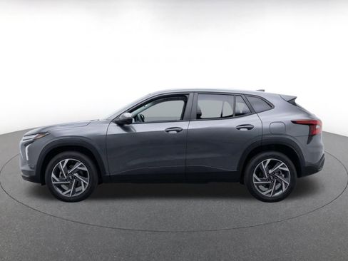 Used 2025 Chevrolet Trax LT FWD image 4