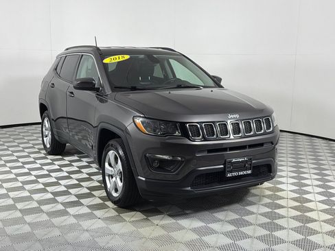 Used 2018 Jeep Compass Latitude w/ Cold Weather Group AWD/4WD image 3
