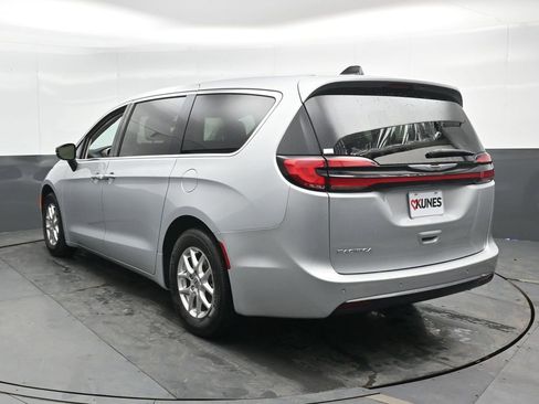 Used 2024 Chrysler Pacifica Touring-L image 11