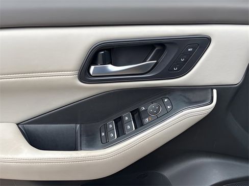 Used 2023 Nissan Rogue SL w/ SL Premium Package image 21