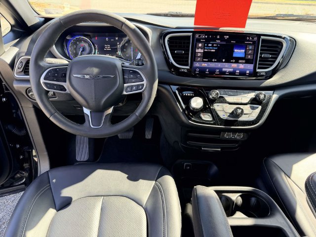 Used 2025 Chrysler Pacifica Select FWD image 17