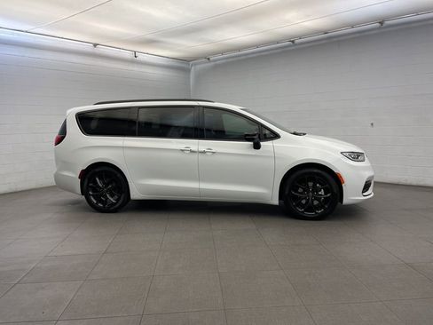 New 2026 Chrysler Pacifica Select image 2