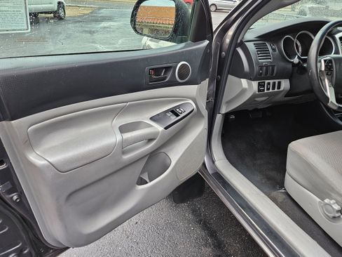 Used 2015 Toyota Tacoma PreRunner image 11