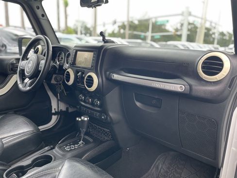 Used 2015 Jeep Wrangler Unlimited Sahara AWD/4WD image 15