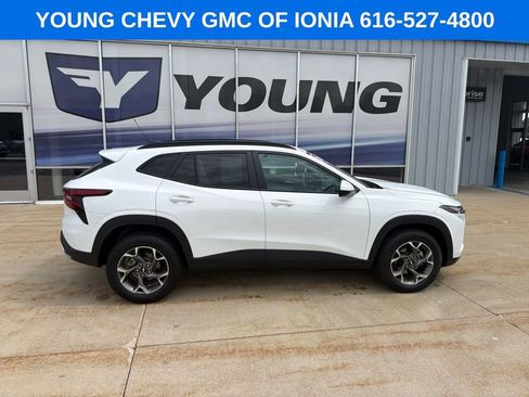 Used 2024 Chevrolet Trax LT FWD image 1