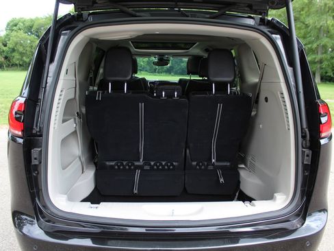 Used 2023 Chrysler Pacifica Limited FWD image 24