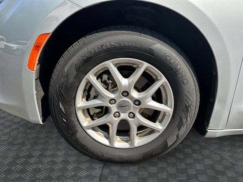 Used 2022 Chrysler Voyager LX FWD image 16