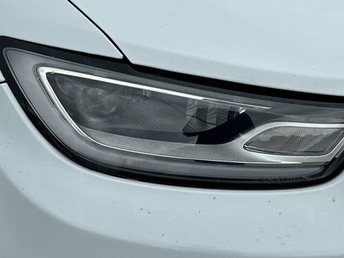 Used 2022 Chrysler Pacifica Touring-L w/ Uconnect Theater Family Group FWD image 34