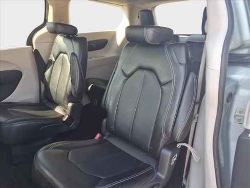 Used 2024 Chrysler Pacifica Touring-L FWD image 31