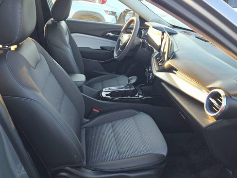 Used 2025 Chevrolet Trax LT FWD image 6