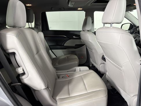 Used 2015 Toyota Highlander Limited w/ Driver Technology Package FWD image 36