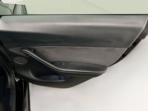 Used 2024 Tesla Model Y Long Range AWD/4WD image 32