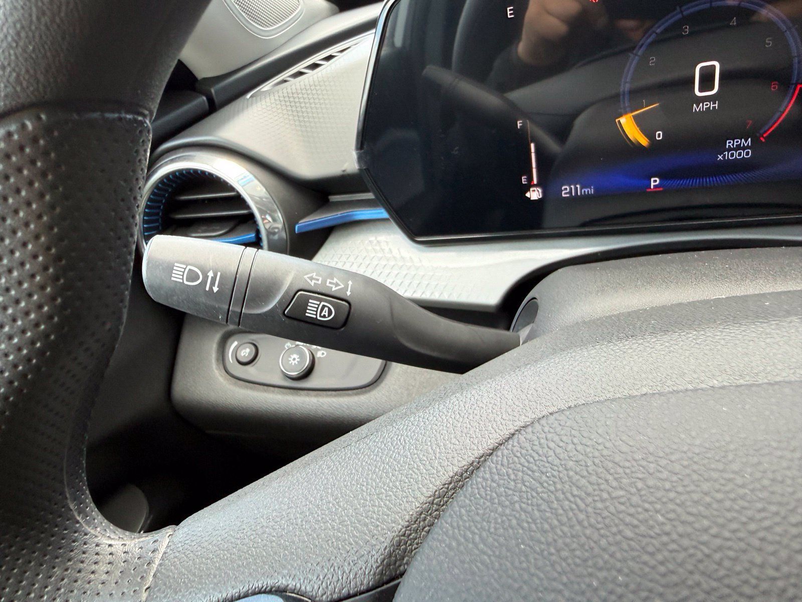Used 2025 Chevrolet Trax LT FWD image 33