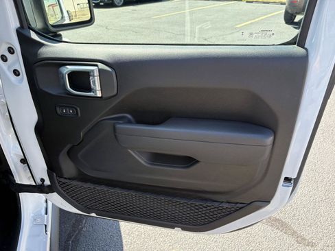 Used 2025 Jeep Gladiator Sport AWD/4WD image 16