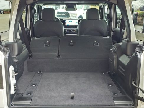 Used 2025 Jeep Wrangler Unlimited Sahara image 22