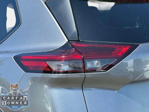 Used 2023 Nissan Rogue S AWD/4WD image 10