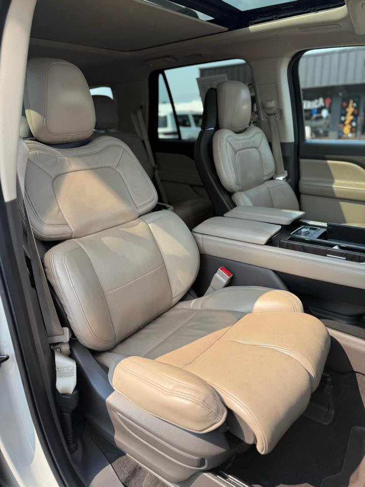 Used 2022 Lincoln Navigator Reserve AWD/4WD image 11