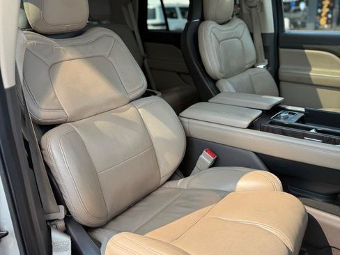 Used 2022 Lincoln Navigator Reserve AWD/4WD image 11
