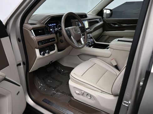 Used 2021 GMC Yukon Denali w/ Denali Premium Package RWD image 2