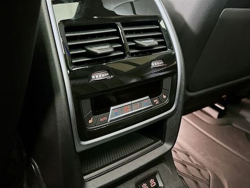 Used 2025 BMW X7 M60i w/ Executive Package image 28