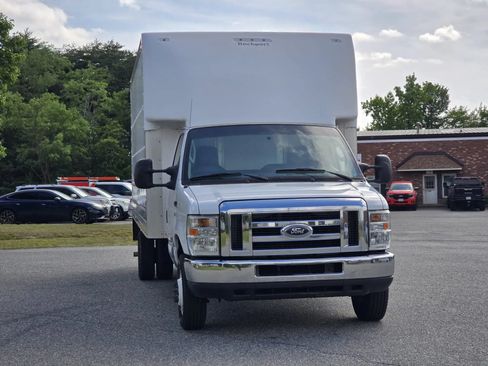 Used 2016 Ford E-350 and Econoline 350 Super Duty RWD image 4