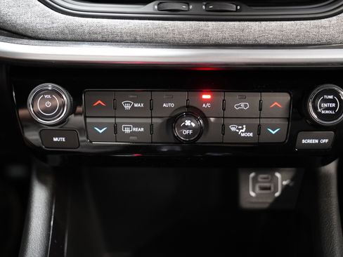 New 2025 Jeep Compass Latitude w/ Sun & Sound Group image 24