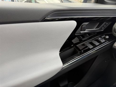 Used 2023 Subaru Solterra AWD image 32