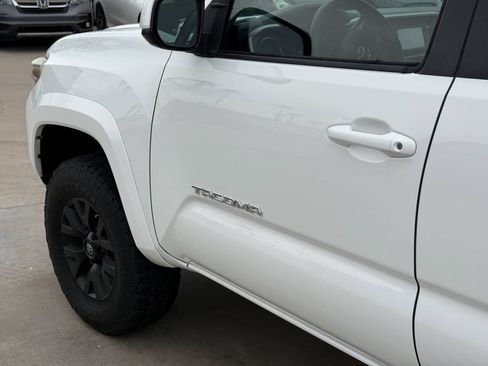 Used 2017 Toyota Tacoma SR5 w/ Tow Package RWD image 5