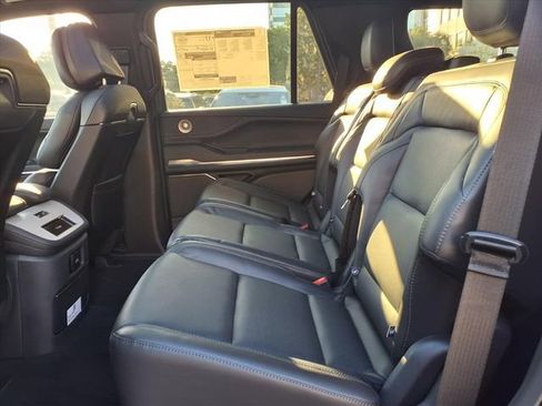 New 2025 Lincoln Navigator Reserve w/ Jet Appearance Package AWD/4WD image 9